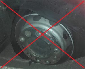 Foto przedstawiające zniszczone koło i przekreślenie oznajmujące, że nie prowadzimy wylkanizacji